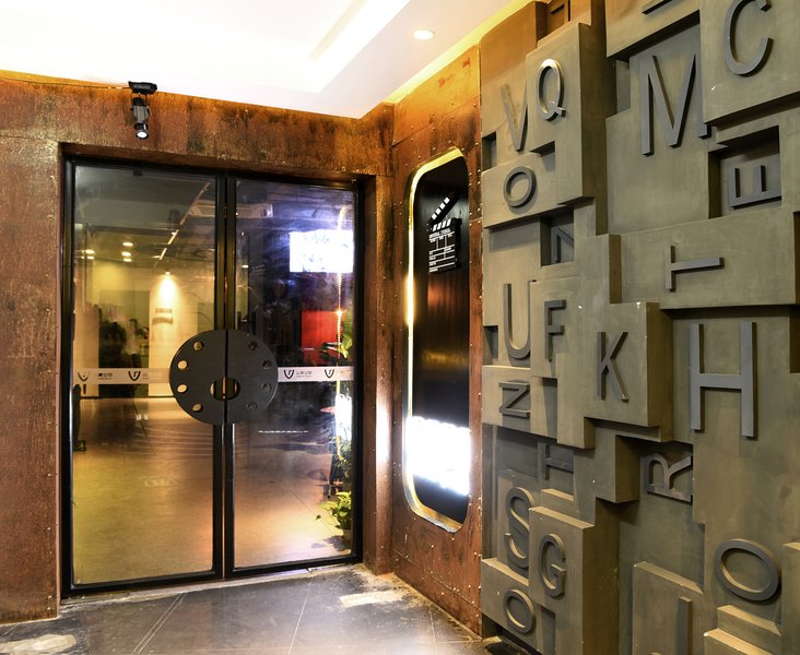 尖微空间电影酒店(上海江宁路地铁站店)