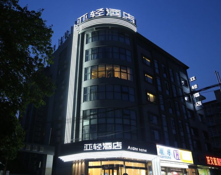 上海大华新村路地铁站亚轻X酒店